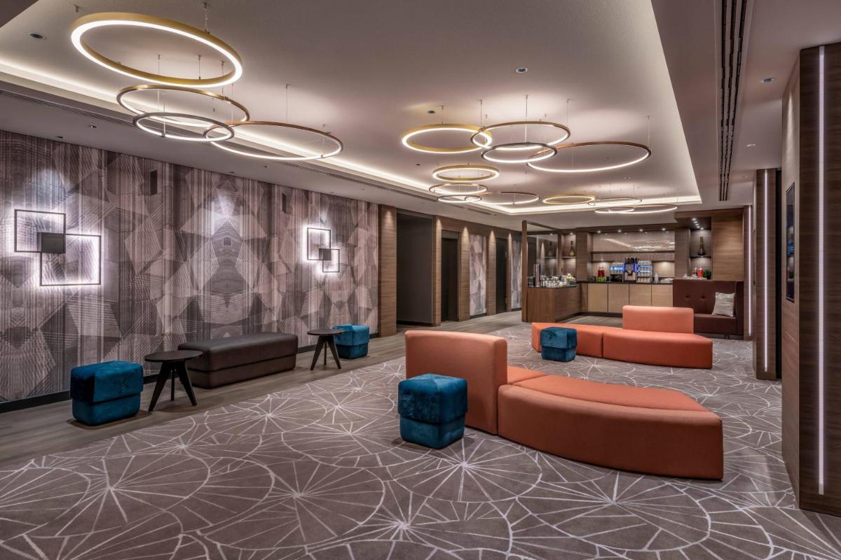 Ein Sitzbereich in der Unterkunft Cologne Marriott Hotel