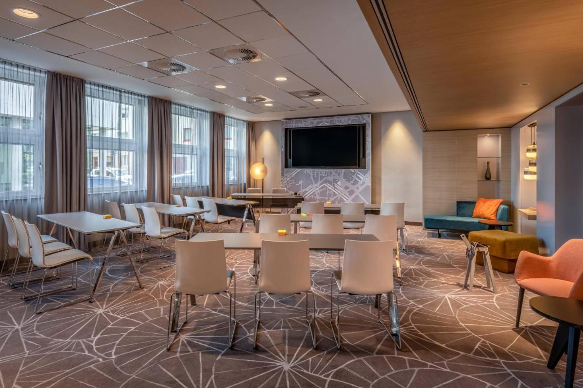 Ein Sitzbereich in der Unterkunft Cologne Marriott Hotel