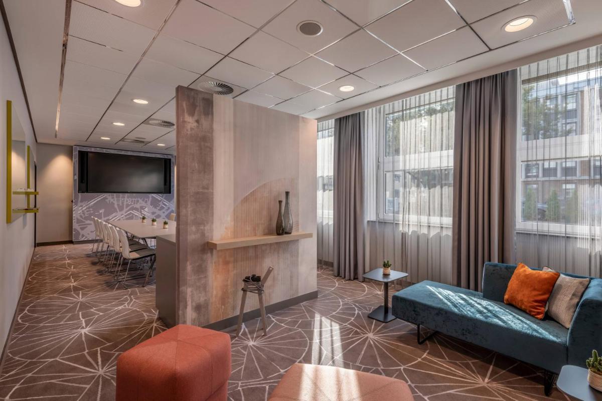 Ein Sitzbereich in der Unterkunft Cologne Marriott Hotel