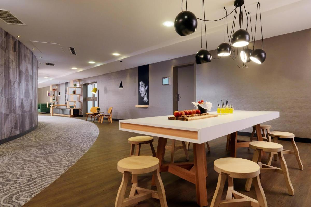 Ein Restaurant oder anderes Speiselokal in der Unterkunft Cologne Marriott Hotel