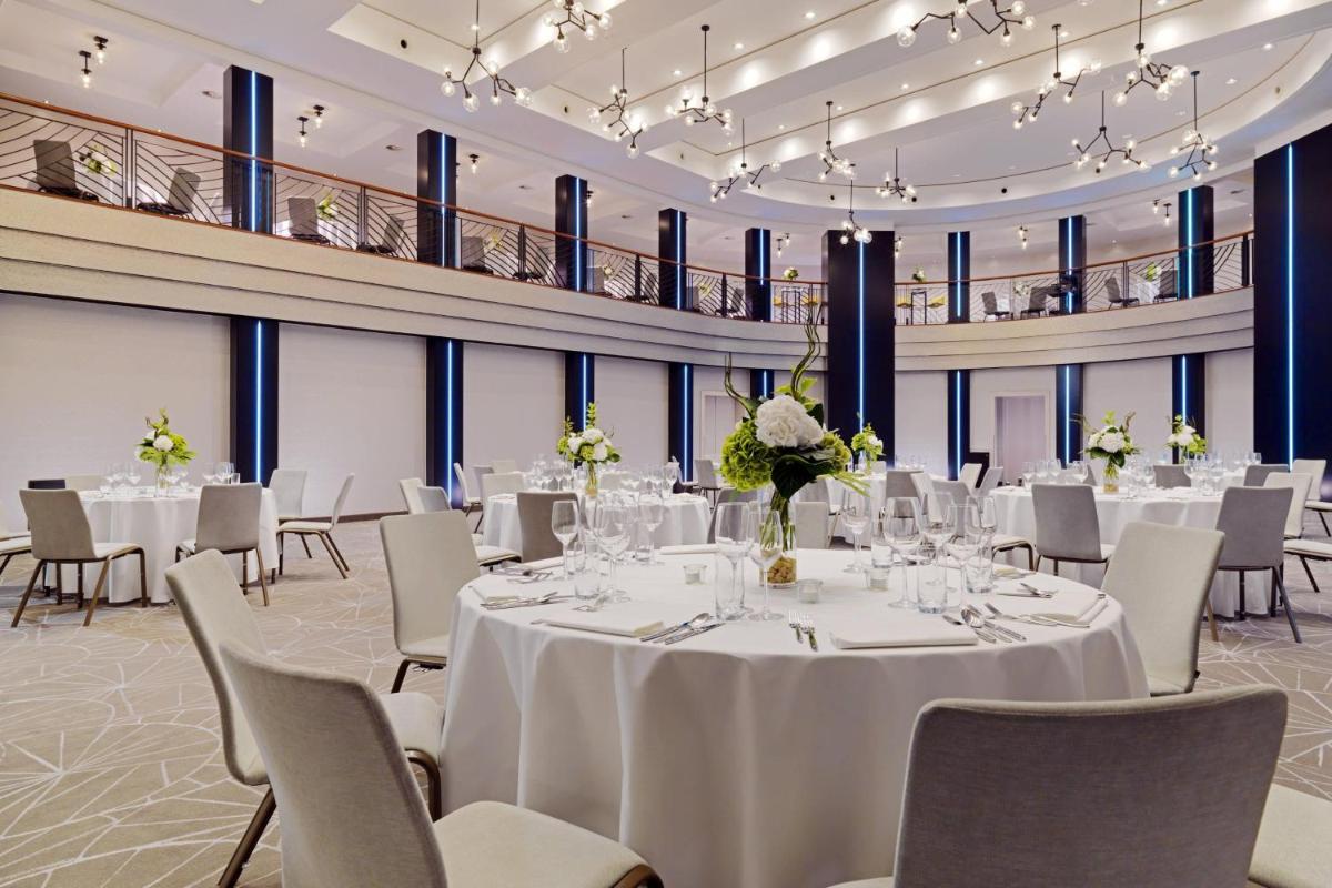 Ein Restaurant oder anderes Speiselokal in der Unterkunft Cologne Marriott Hotel