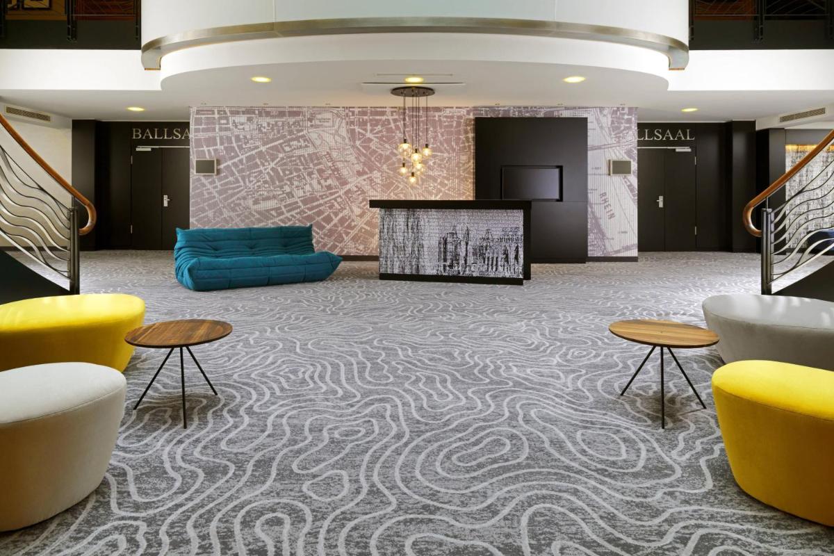 Ein Sitzbereich in der Unterkunft Cologne Marriott Hotel