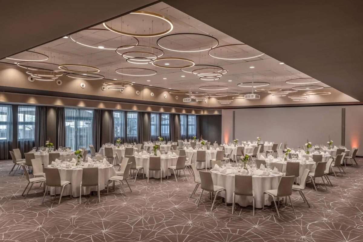 Ein Restaurant oder anderes Speiselokal in der Unterkunft Cologne Marriott Hotel