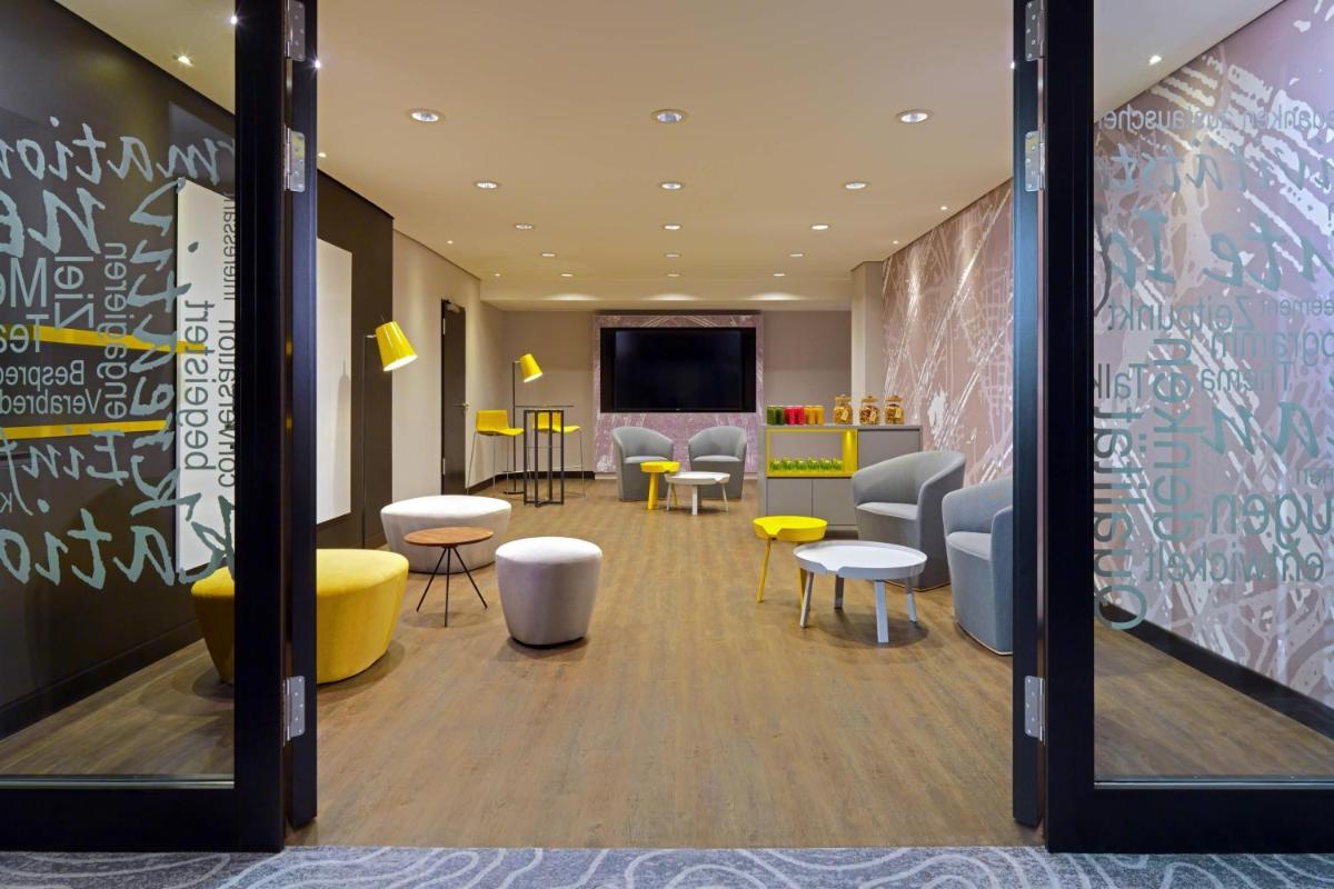 Ein Sitzbereich in der Unterkunft Cologne Marriott Hotel