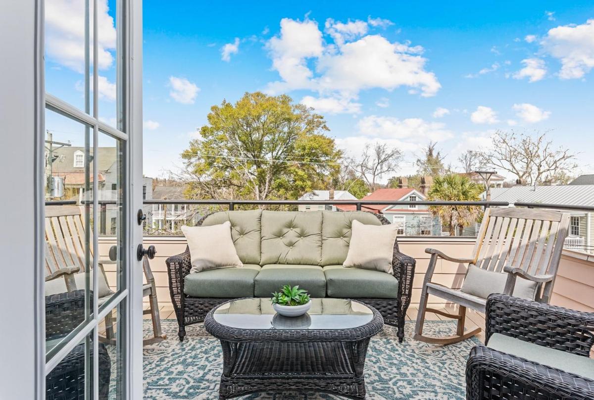 Rooftop Deck with Parking - 3 Blocks to KING - Housity