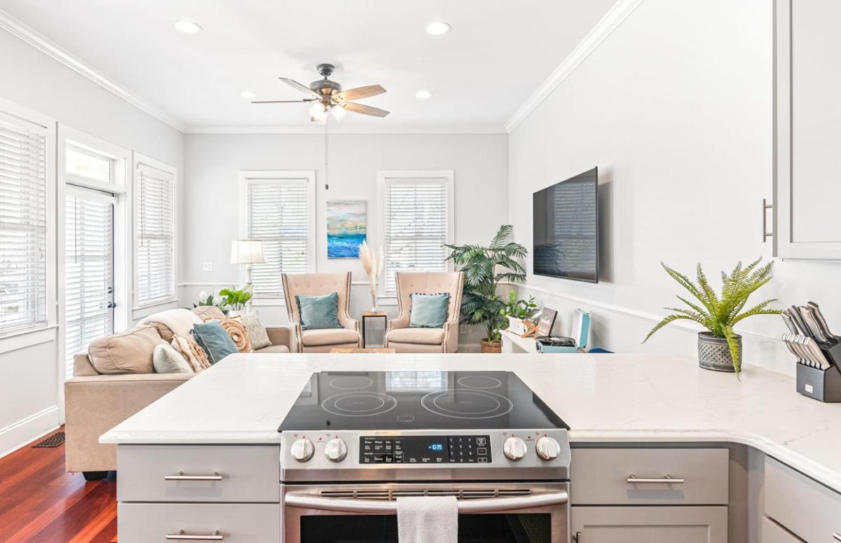 Rooftop Deck with Parking - 3 Blocks to KING - Housity