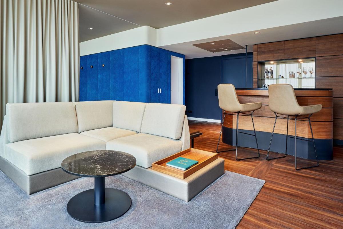 Ein Sitzbereich in der Unterkunft Le Méridien Hamburg