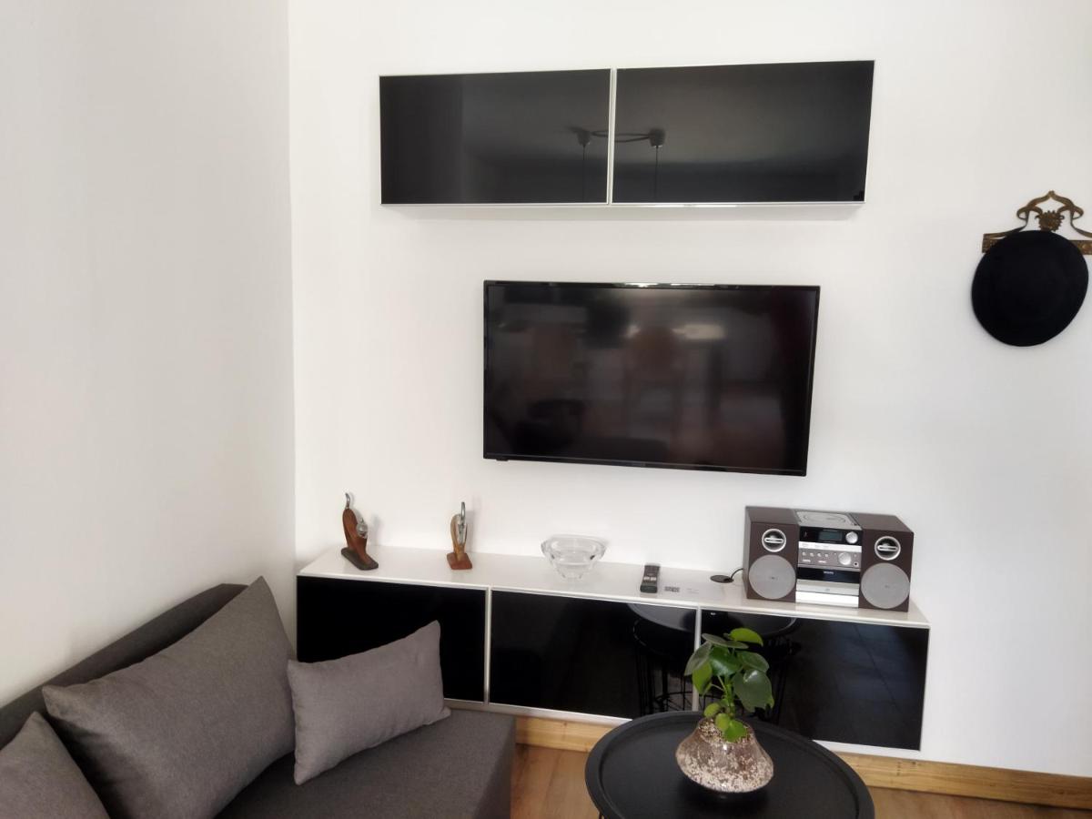 Minimal apartment by the beach - Housity