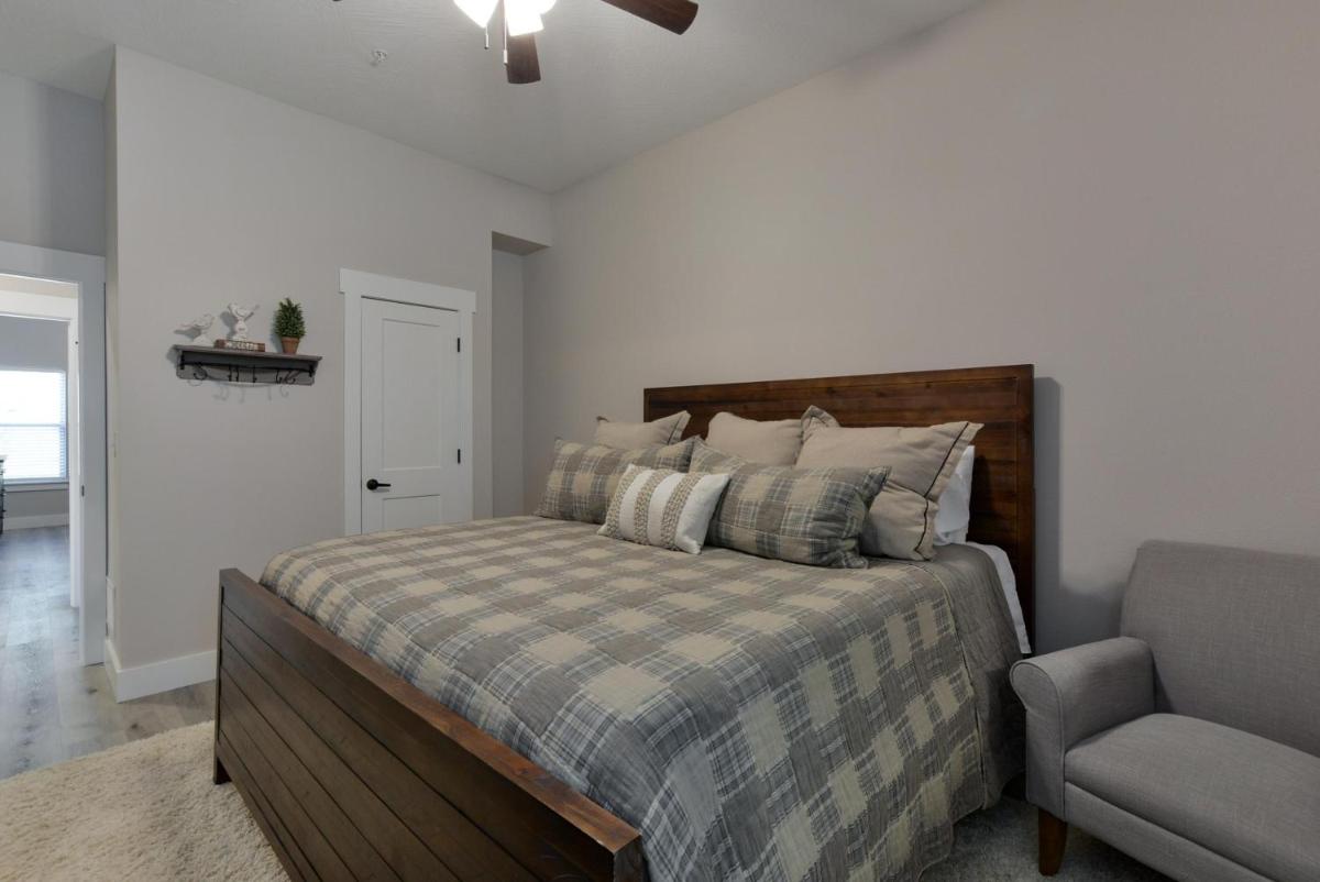 Journeys Remedy - Lake View - Closest To Indoor Pool - Sleeps 30 - Housity