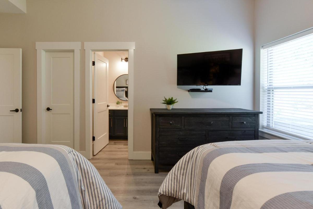Journeys Remedy - Lake View - Closest To Indoor Pool - Sleeps 30 - Housity