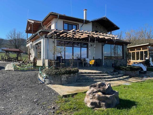 Vila Marina Ilkoni at Jrebchevo dam - Housity