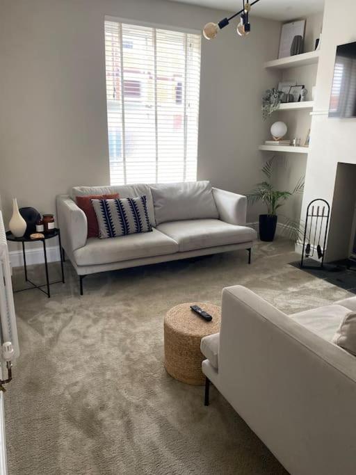 Suitetrails - Homely 2-bed Terrace with Log Burner