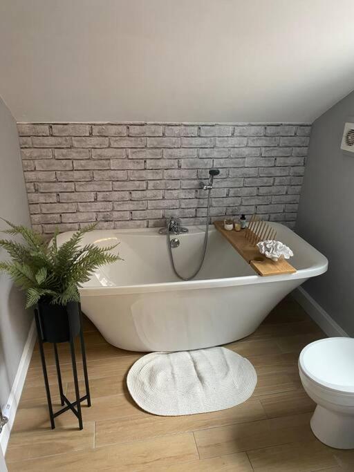 Suitetrails - Homely 2-bed Terrace with Log Burner