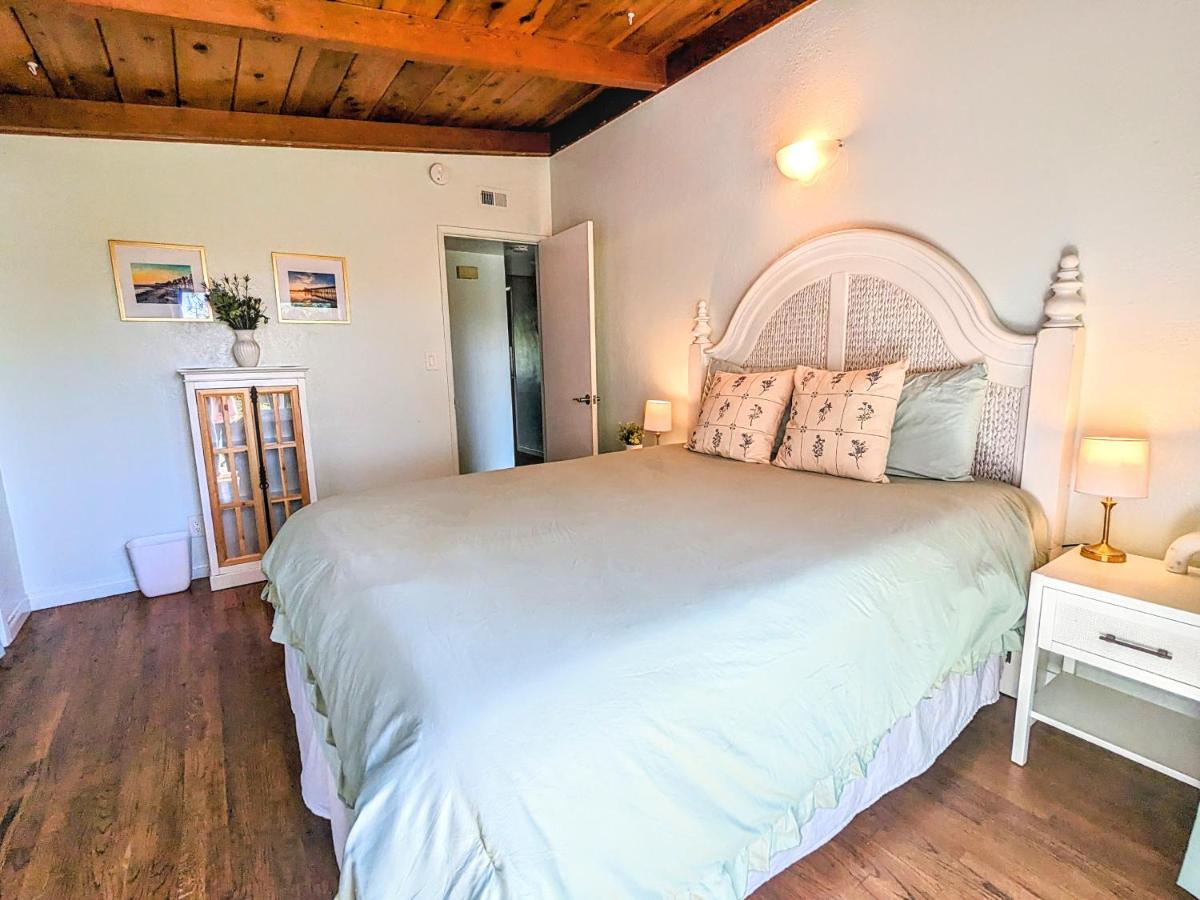 Inviting Duplex with Fire Pit, Bikes ca 1 Mile to Beach - Housity