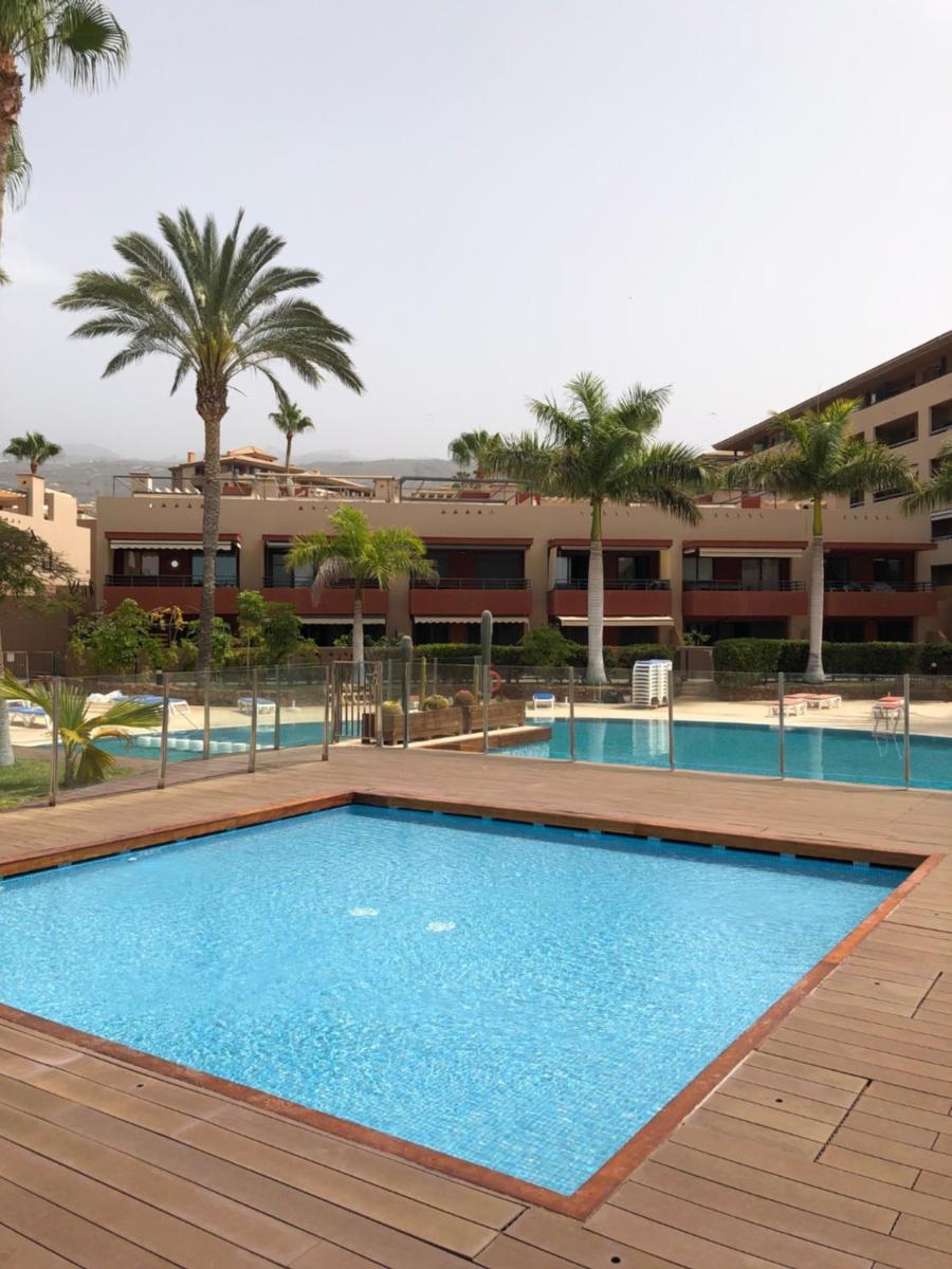 2 bedroom with parking, WiFi, views & heated pool - Housity