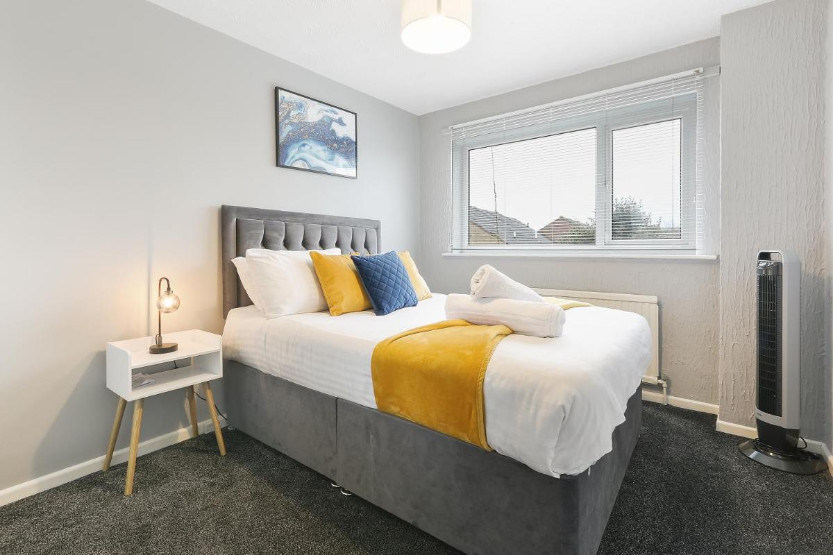 Cozy 3 bed house with homely comforts and private parking on gated premise - Housity