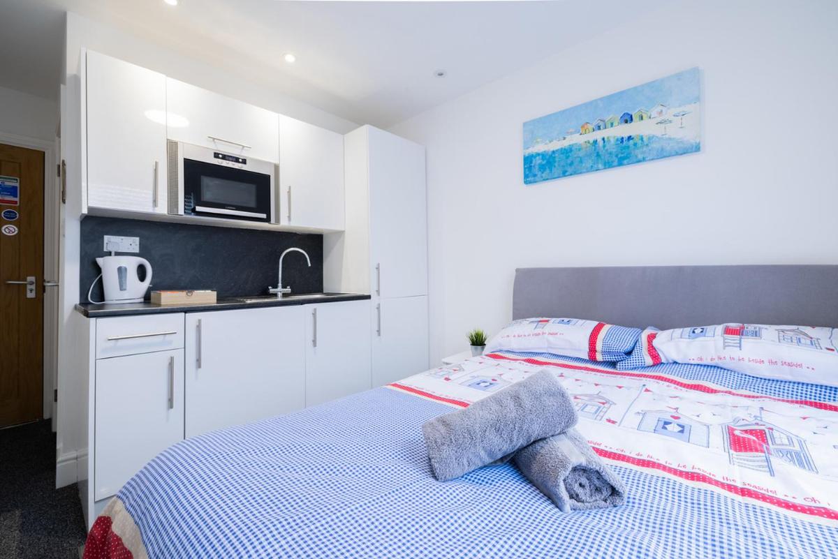Hillcrest Studio Apartments - Housity