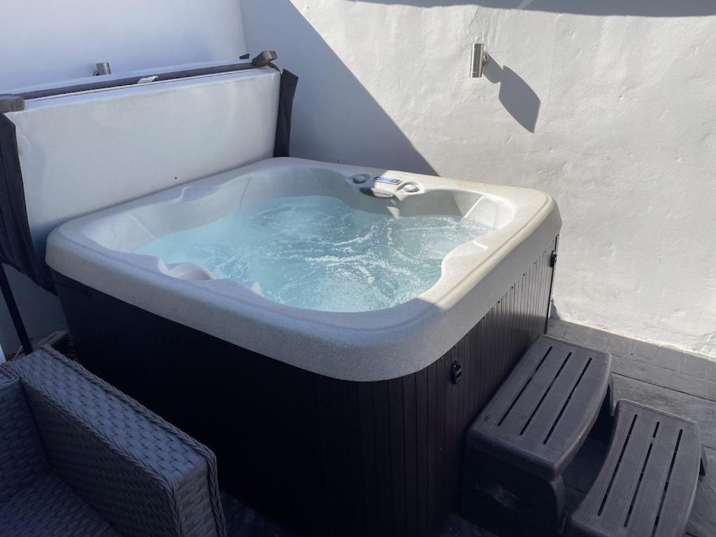 Quirky cottage in the centre of Penrith with a Hot Tub - Housity
