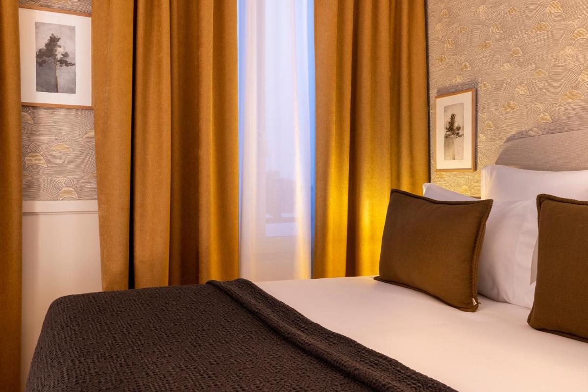 Un ou plusieurs lits dans un hébergement de l'établissement Le Petit Oberkampf Hotel & Spa