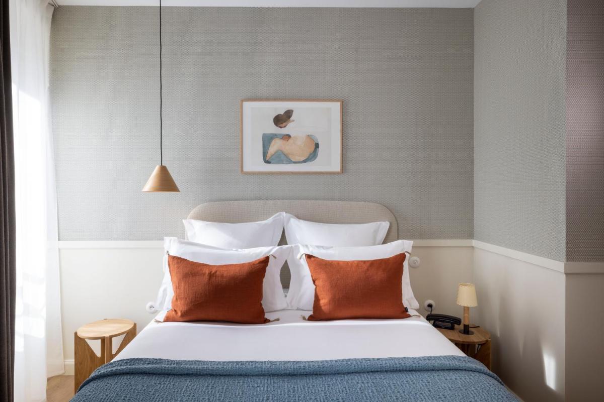Un ou plusieurs lits dans un hébergement de l'établissement Le Petit Oberkampf Hotel & Spa