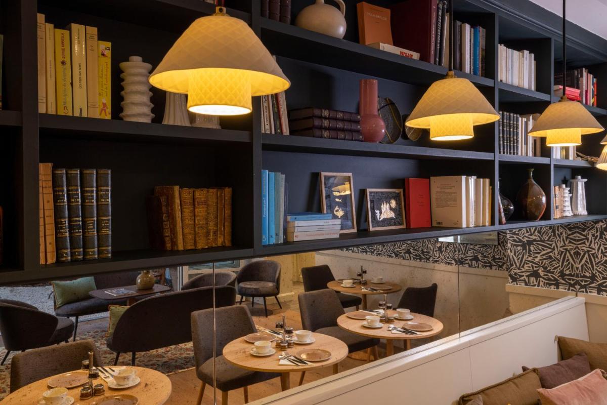 Coin salon dans l'établissement Le Petit Oberkampf Hotel & Spa