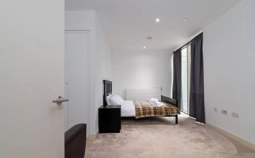 Contemporary Apartment overlooking Barrier Park - Housity