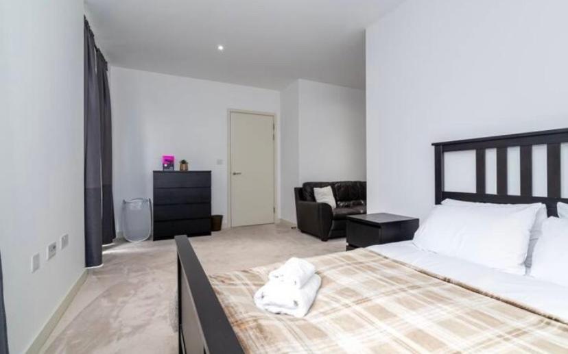Contemporary Apartment overlooking Barrier Park - Housity
