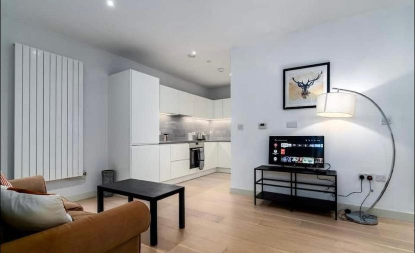 Contemporary Apartment overlooking Barrier Park - Housity