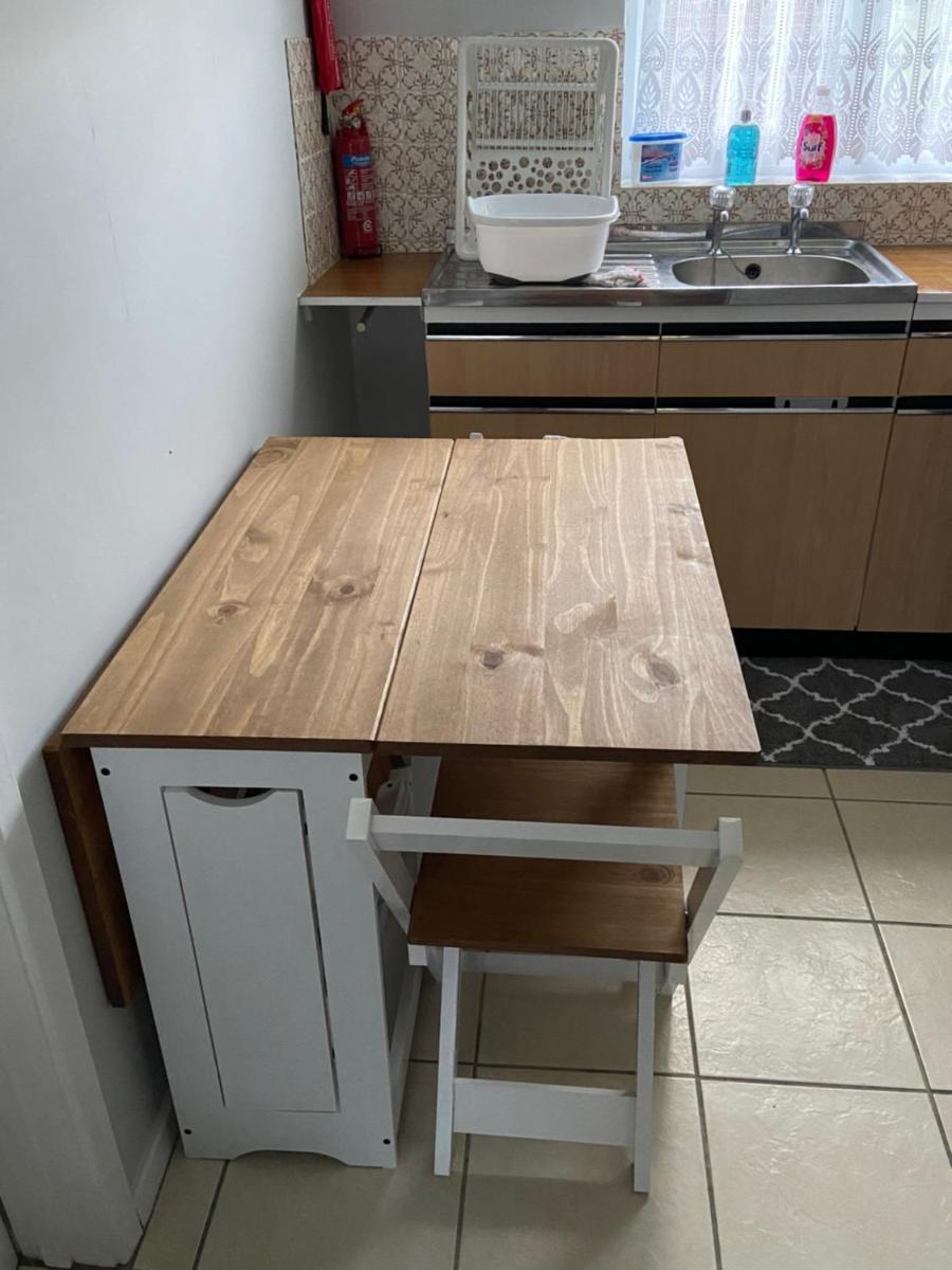 3 Bedroom House With Balcony Close To Beach - Housity