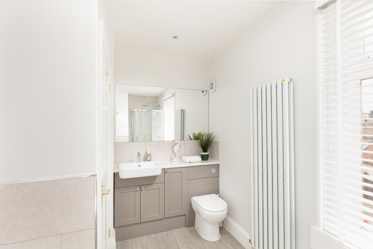 5 Bedroom magnificent Georgian Townhouse- city centre - Housity