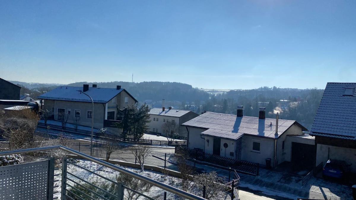 FeWo Luxus Wohnung im eigenen Ferienhaus, 120 qm, Nähe Regensburg mit Balkon, Terrasse & Garten, gute Zuganbindung - Housity