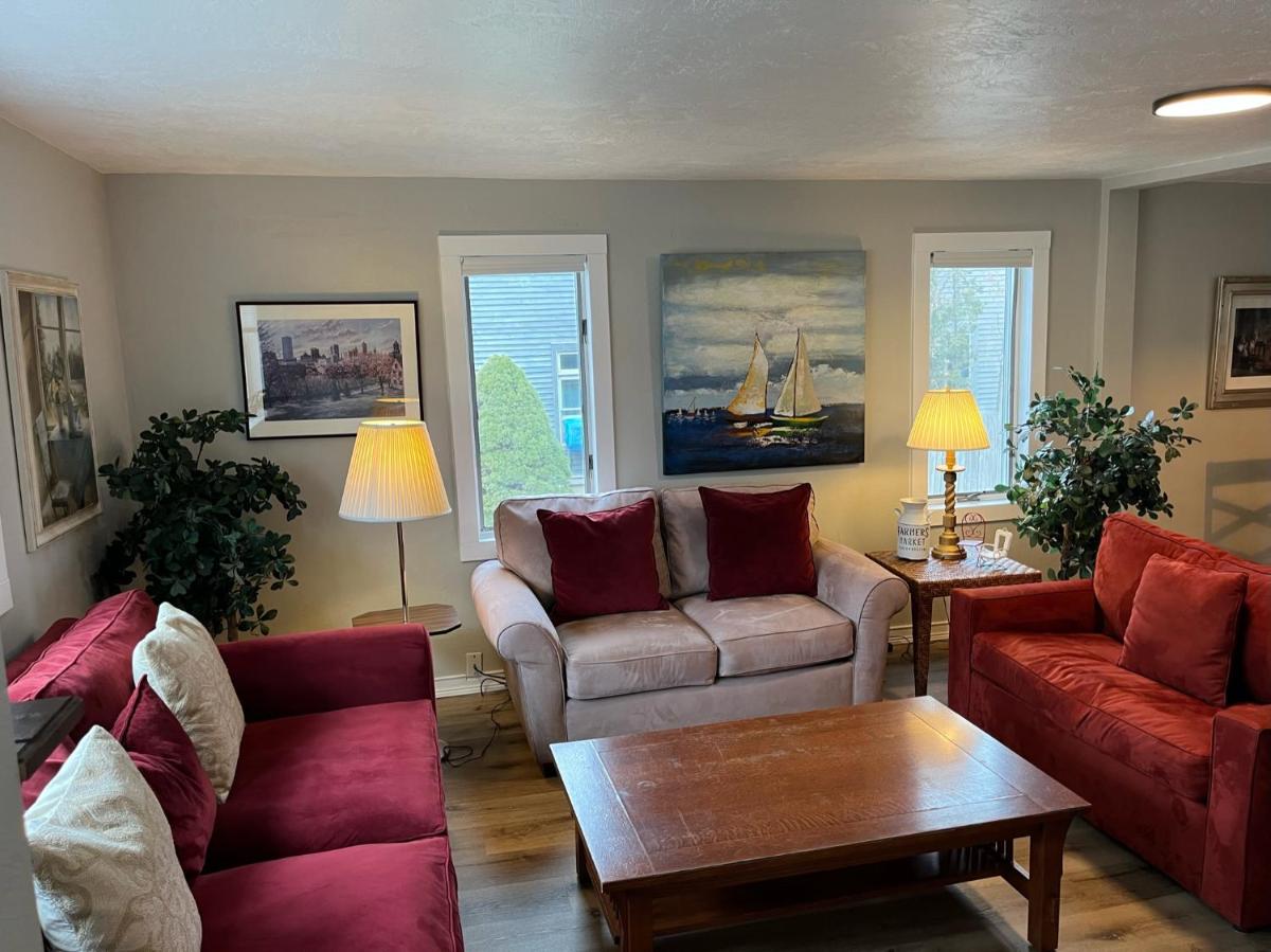 Downtown Delavan Lake Home - Housity