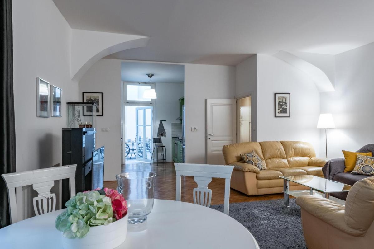 Apartman Carolinum - Housity