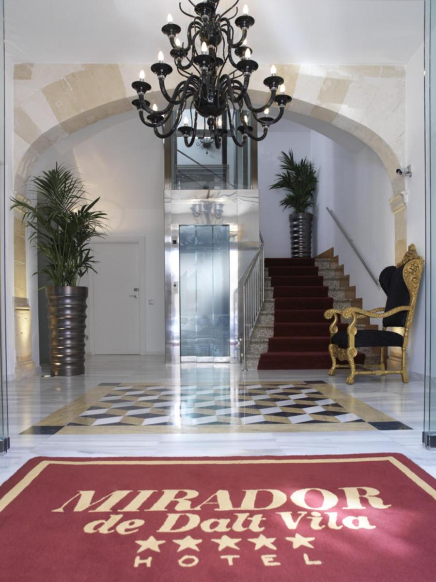 El vestíbulo o zona de recepción de Mirador de Dalt Vila-Relais & Chateaux