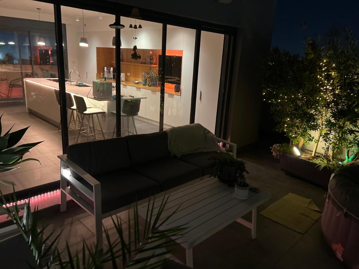 Suite and Room in a breathtaking new designed penthouse in SE TLV - Housity