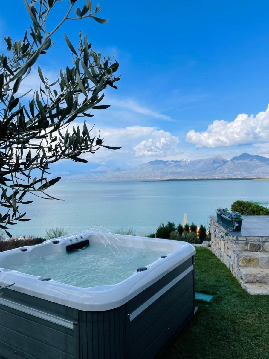 Lake Breeze Villa with a Pool & Magnificent Views - Housity