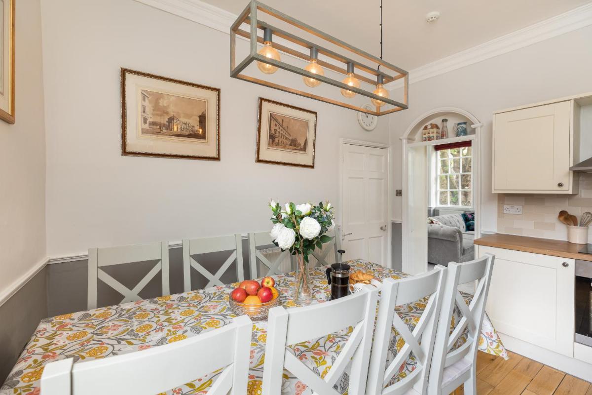 6 Bedroom City Centre Georgian Town House - Abbey & Baths-2 min walk - Housity