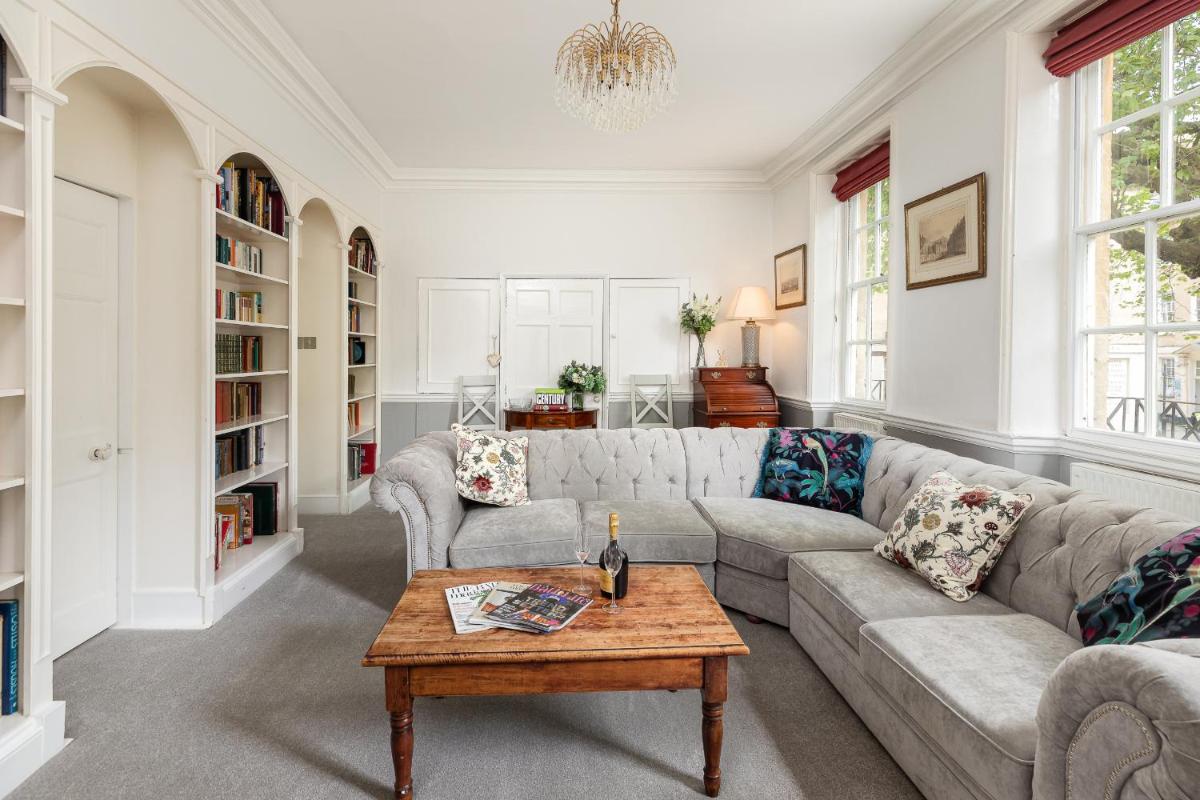 6 Bedroom City Centre Georgian Town House - Abbey & Baths-2 min walk - Housity