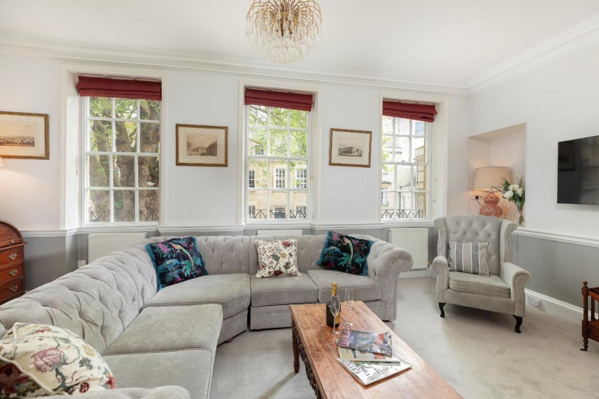 6 Bedroom City Centre Georgian Town House - Abbey & Baths-2 min walk - Housity