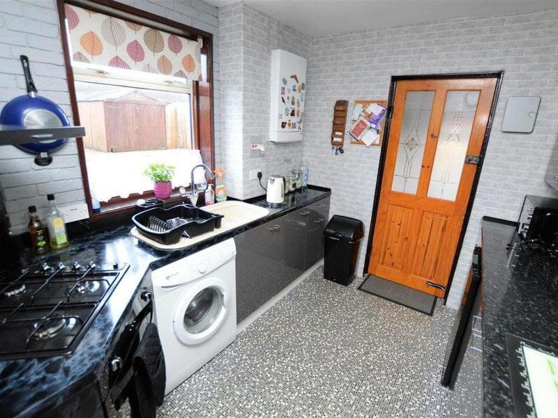 Private room with Bed, TV and cupboard space. - Housity