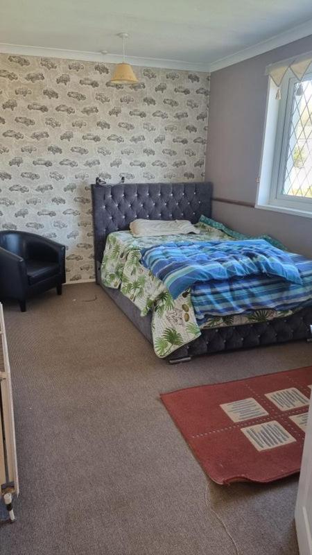 Private room with Bed, TV and cupboard space. - Housity
