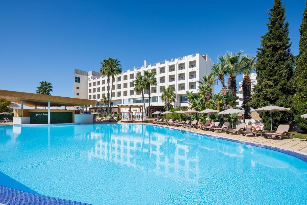 uma grande piscina em frente a um hotel em AP Maria Nova Lounge - Adults Friendly em Tavira