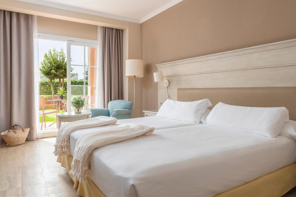 Cama o camas de una habitación en Iberostar Waves Málaga Playa