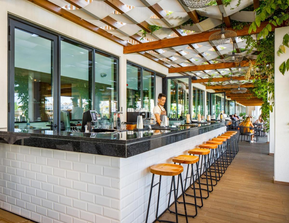 Um restaurante ou outro lugar para comer em AP Cabanas Beach & Nature - Adults Friendly