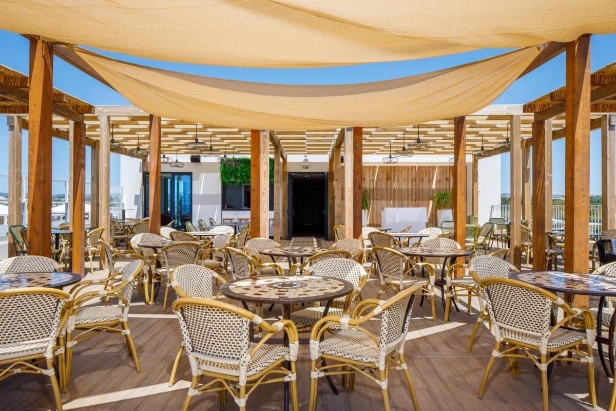 Um restaurante ou outro lugar para comer em AP Cabanas Beach & Nature - Adults Friendly