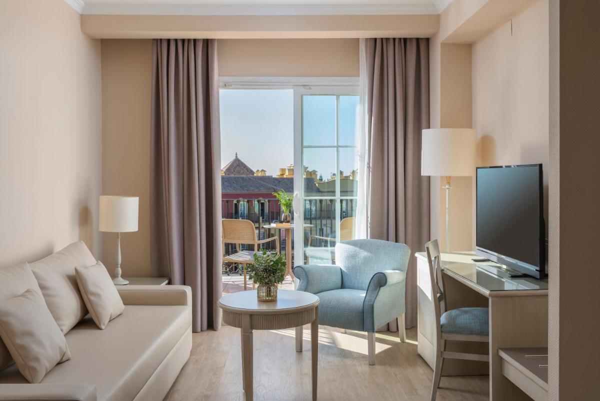 Una televisión o centro de entretenimiento en Iberostar Waves Málaga Playa