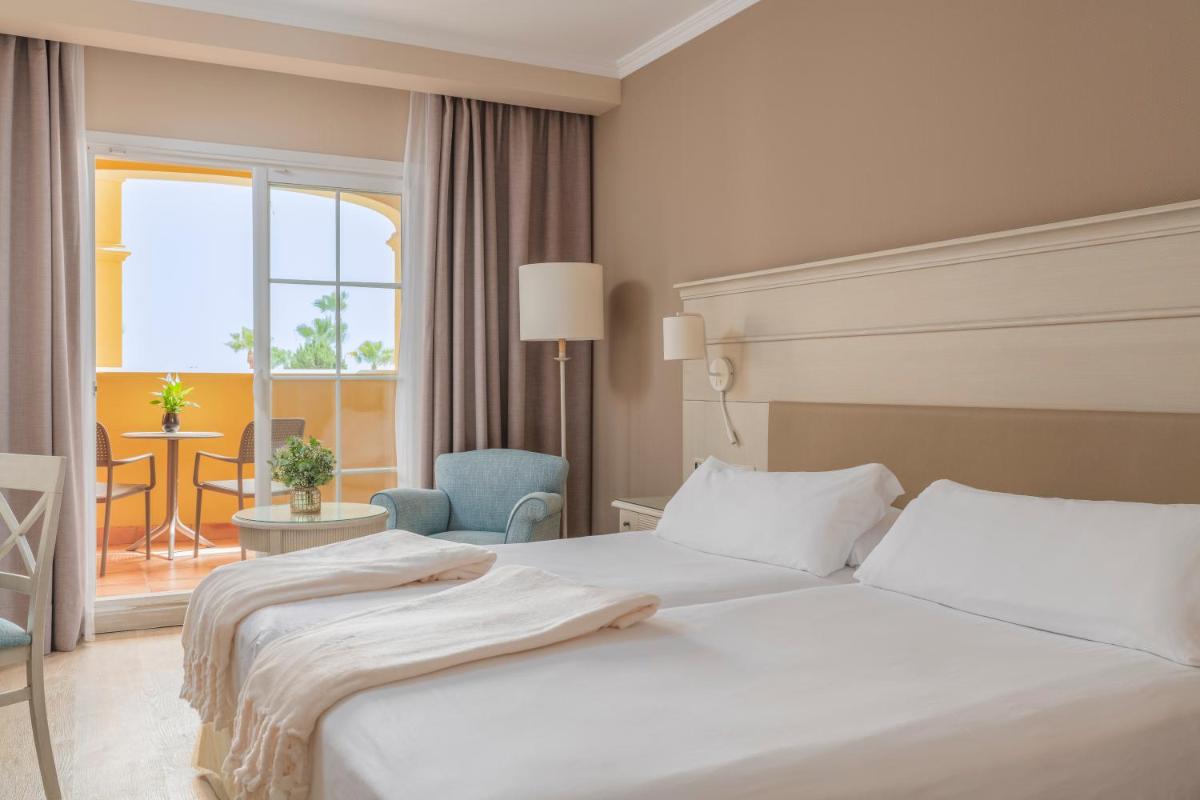 Cama o camas de una habitación en Iberostar Waves Málaga Playa