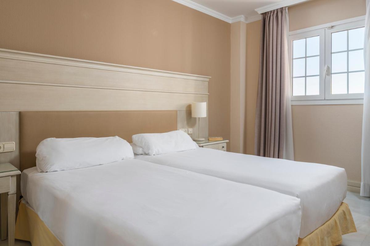 Cama o camas de una habitación en Iberostar Waves Málaga Playa