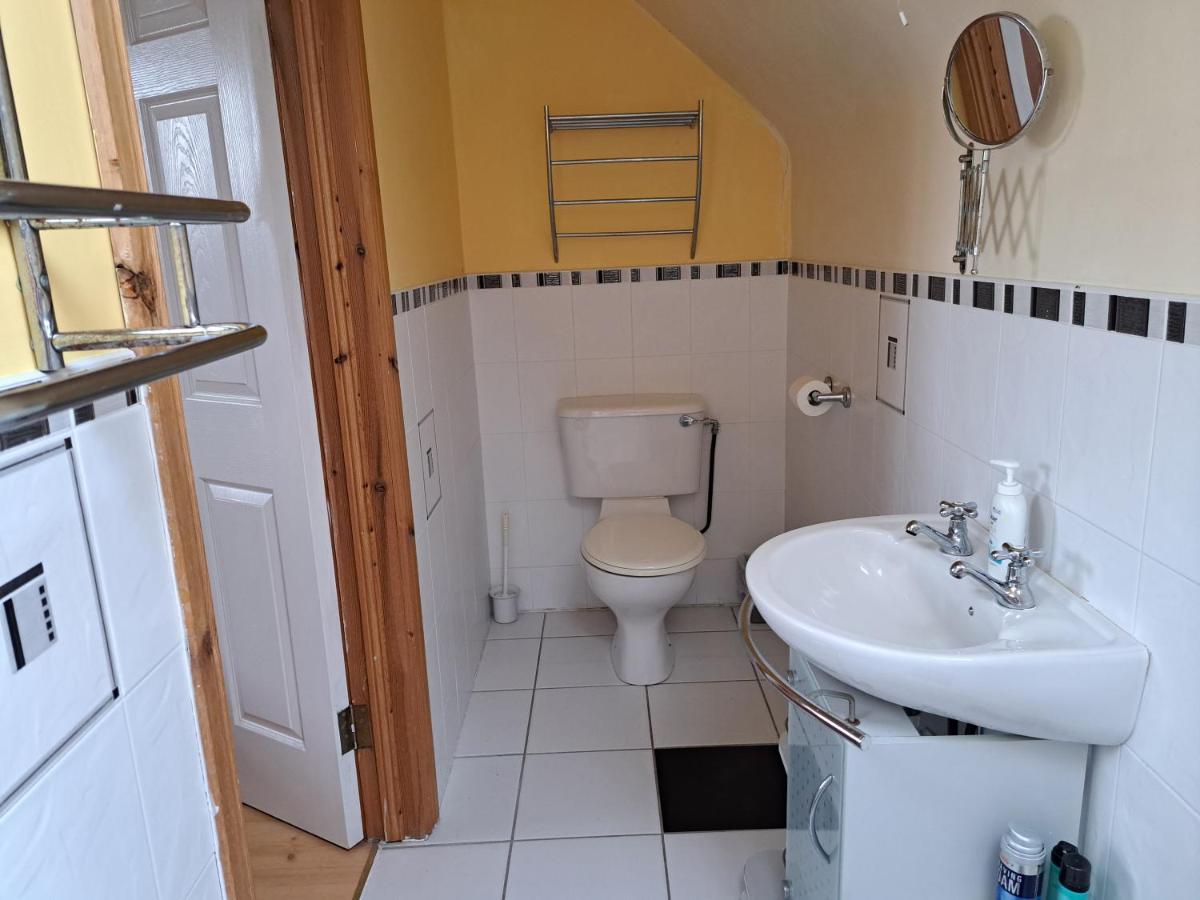 Spacious 6-Bed House 10 minutes from Knock Airport - Housity