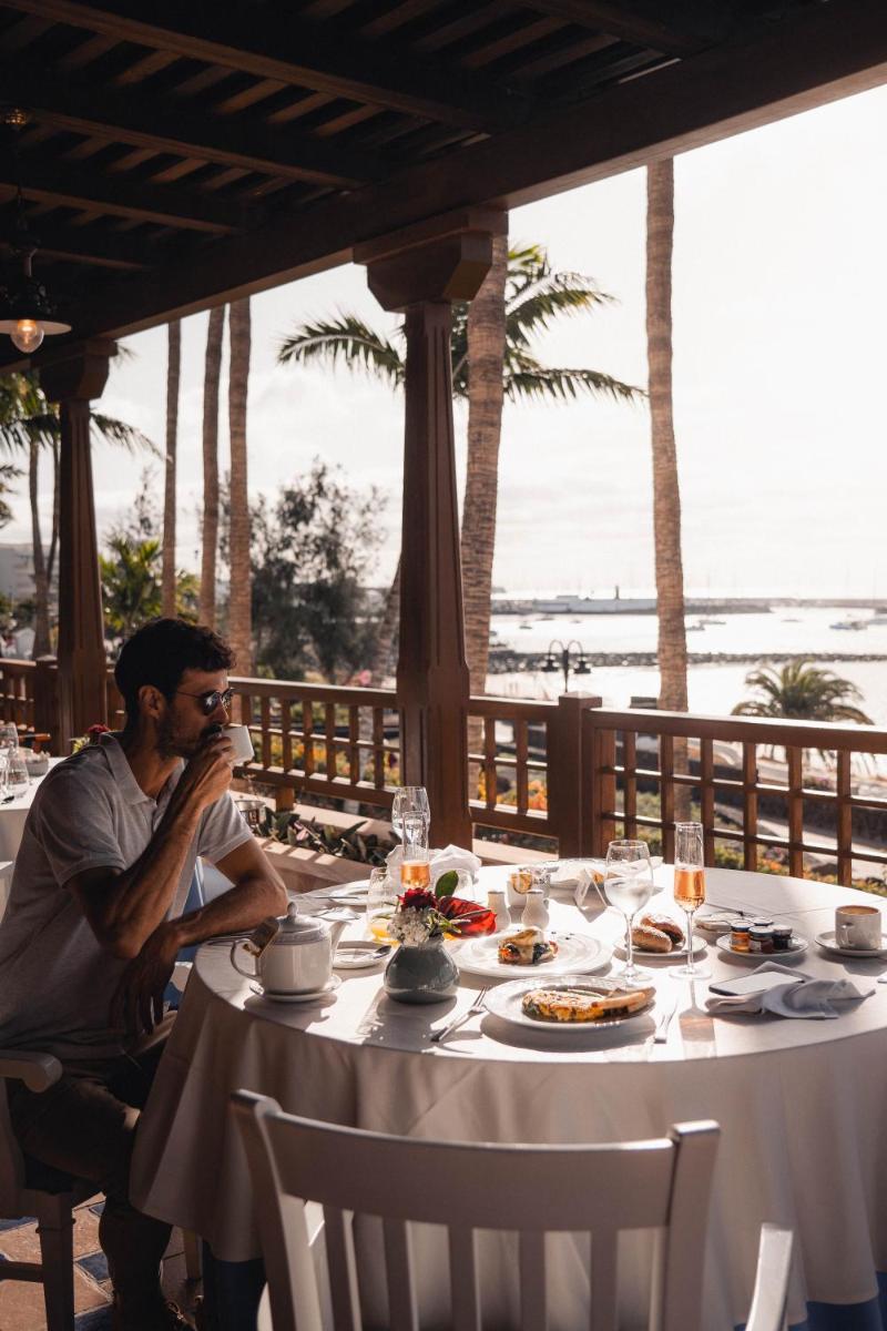 Comida en o cerca de este hotel